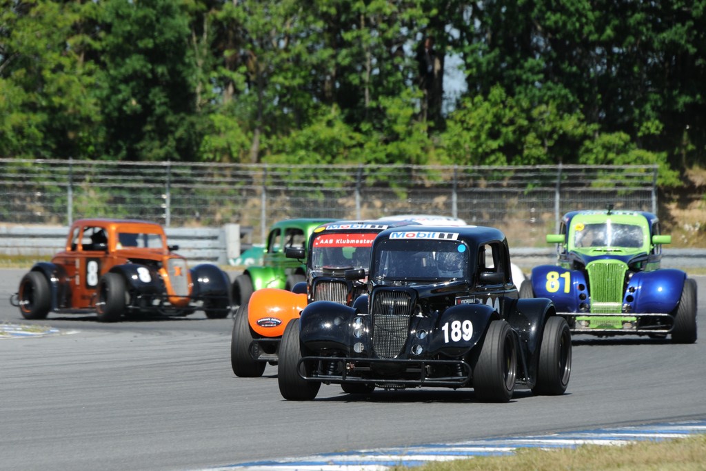 Deltagerne i OK Mobil 1 Legend Car Cuppen har ikke tid til at holde sommerferie. På søndag ventes mere end 30 deltagere til start på Padborg Park
(Foto: Morten Alstrup)